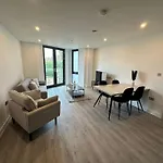 Stylish Central York Apartment Free Parking & Gym