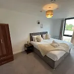 Stylish Central York Apartment Free Parking & Gym